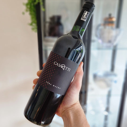 Tera Magra IGT red wine by Casaretti in an Italian vineyard setting