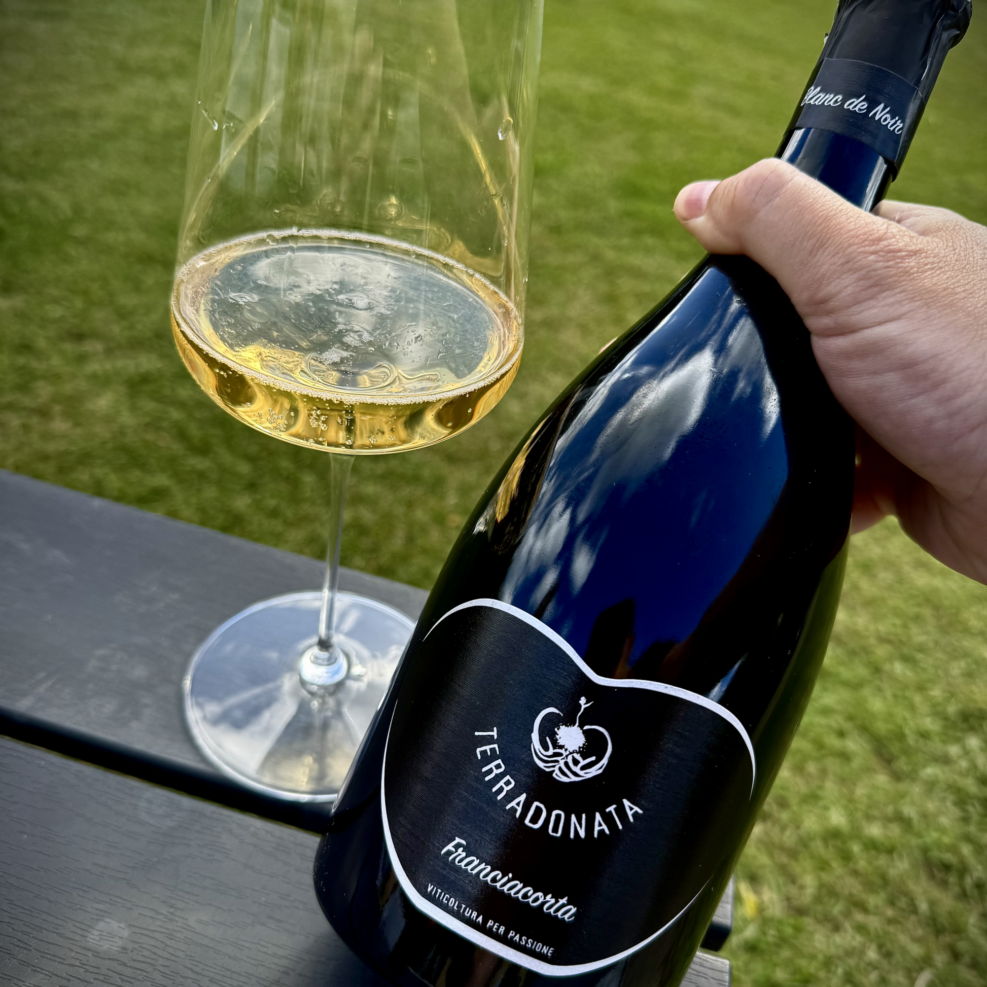 Vinacce.dk exclusive: Terra Donata Franciacorta Blanc de Noir bottle close-up