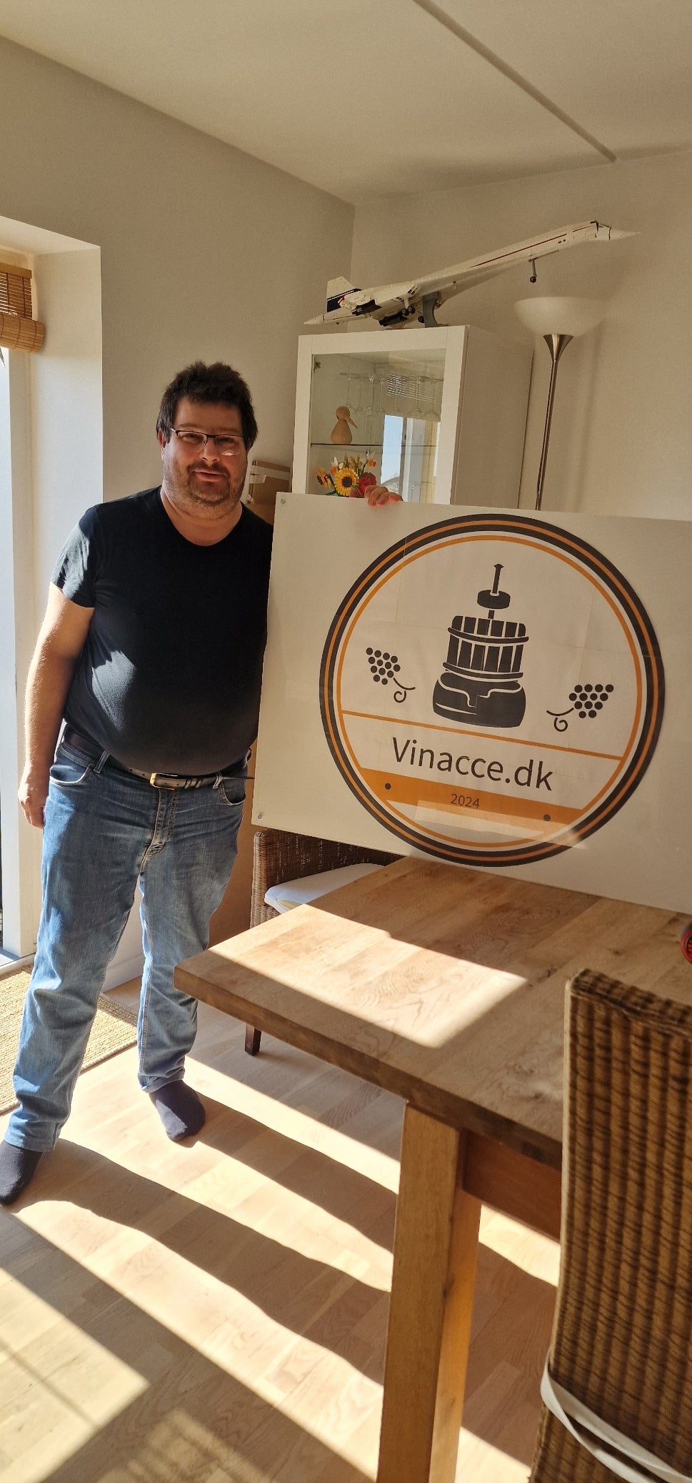 Fabio holding the offical Vinacce logo | Fabio holder det officielle Vinacce-logo | Fabio con in mano il logo ufficiale Vinacce